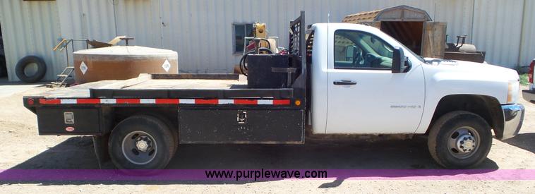 image for item L2190 2007 Chevrolet Silverado 3500HD flatbed pickup truck