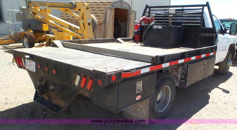 image for item L2190 2007 Chevrolet Silverado 3500HD flatbed pickup truck