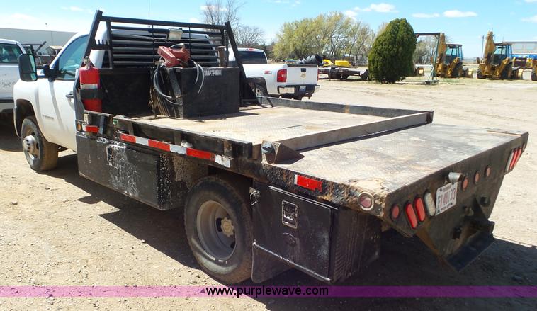 image for item L2190 2007 Chevrolet Silverado 3500HD flatbed pickup truck