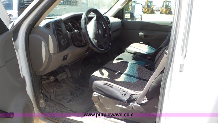 image for item L2190 2007 Chevrolet Silverado 3500HD flatbed pickup truck