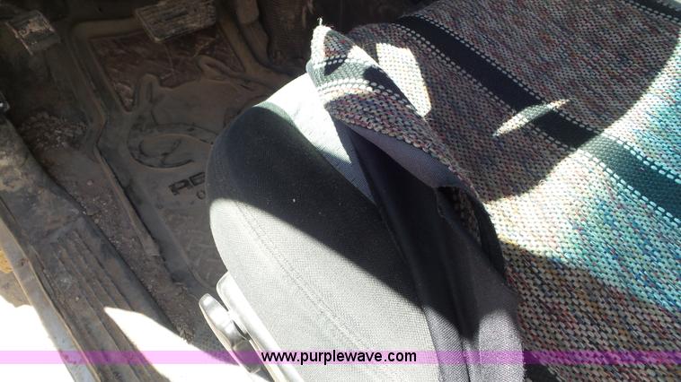 image for item L2190 2007 Chevrolet Silverado 3500HD flatbed pickup truck