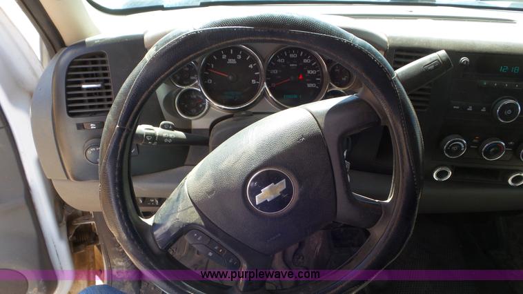 image for item L2190 2007 Chevrolet Silverado 3500HD flatbed pickup truck