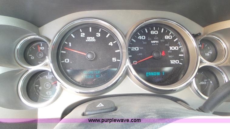 image for item L2190 2007 Chevrolet Silverado 3500HD flatbed pickup truck