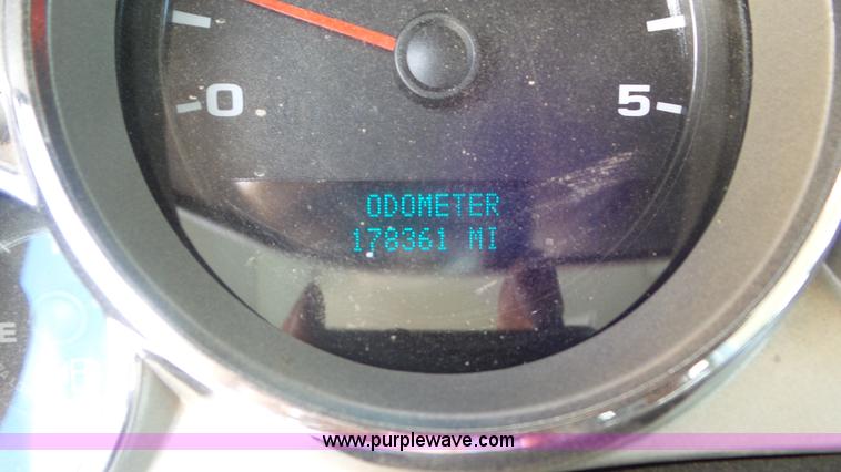 image for item L2190 2007 Chevrolet Silverado 3500HD flatbed pickup truck