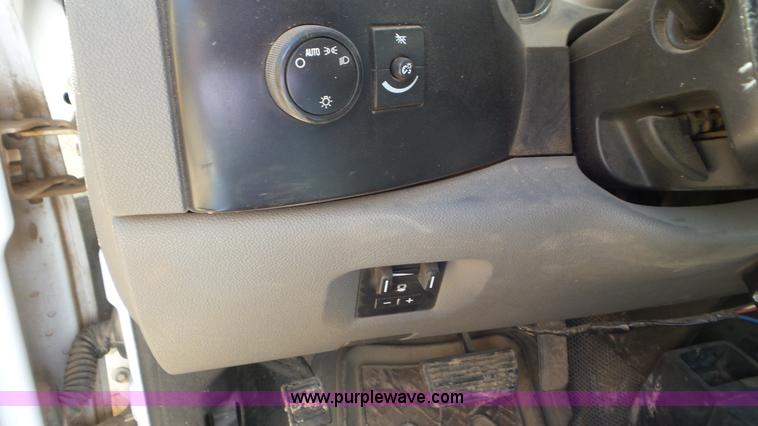 image for item L2190 2007 Chevrolet Silverado 3500HD flatbed pickup truck