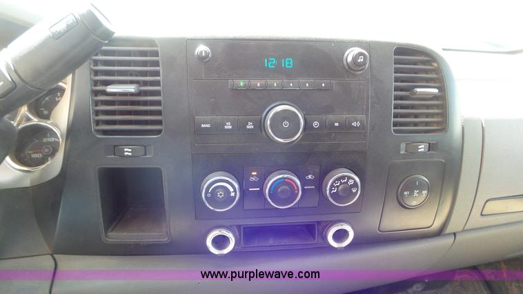 image for item L2190 2007 Chevrolet Silverado 3500HD flatbed pickup truck