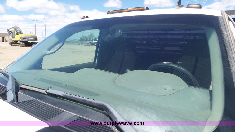 image for item L2190 2007 Chevrolet Silverado 3500HD flatbed pickup truck