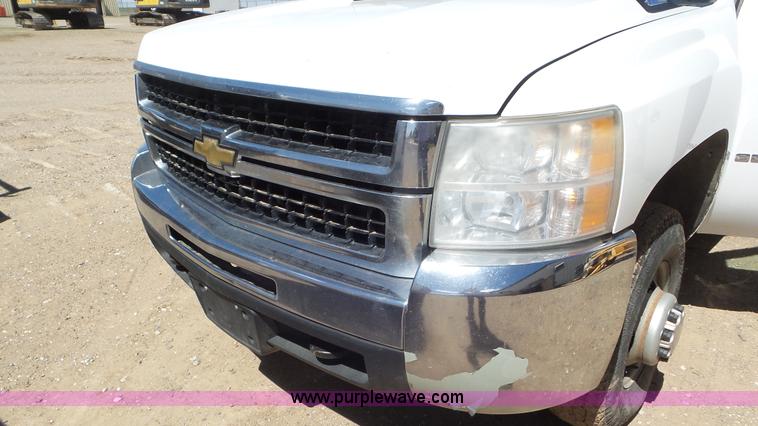 image for item L2190 2007 Chevrolet Silverado 3500HD flatbed pickup truck