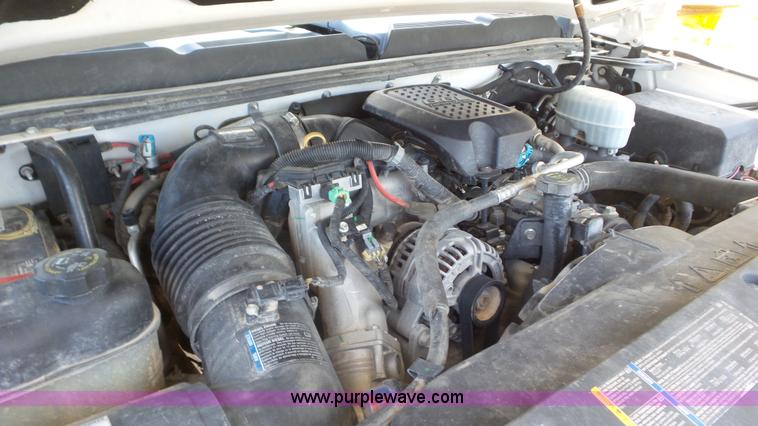 image for item L2190 2007 Chevrolet Silverado 3500HD flatbed pickup truck