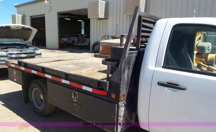 image for item L2190 2007 Chevrolet Silverado 3500HD flatbed pickup truck