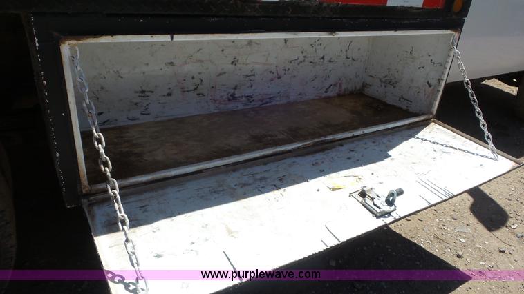 image for item L2190 2007 Chevrolet Silverado 3500HD flatbed pickup truck