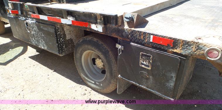 image for item L2190 2007 Chevrolet Silverado 3500HD flatbed pickup truck
