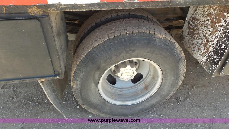 image for item L2190 2007 Chevrolet Silverado 3500HD flatbed pickup truck