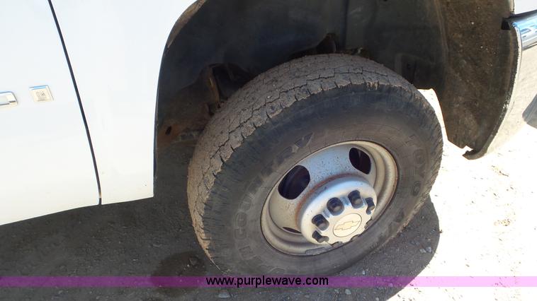 image for item L2190 2007 Chevrolet Silverado 3500HD flatbed pickup truck