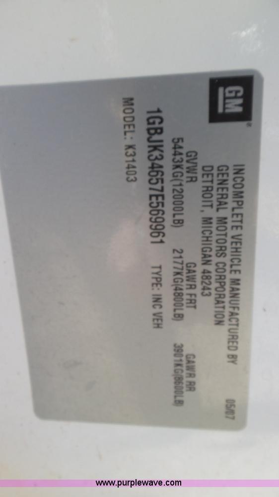 image for item L2190 2007 Chevrolet Silverado 3500HD flatbed pickup truck