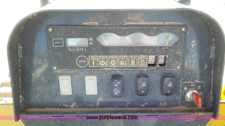 image for item L2197 2005 John Deere 700J pipelayer