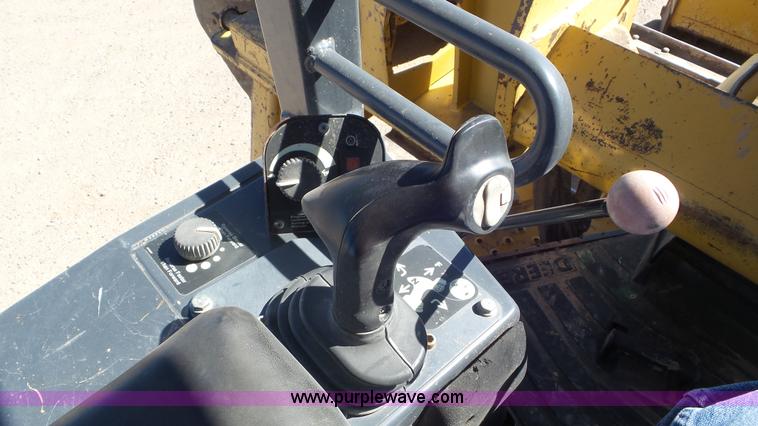 image for item L2197 2005 John Deere 700J pipelayer