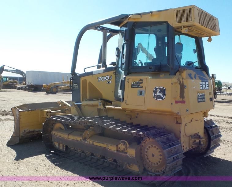 image for item L2198 2006 John Deere 700J dozer