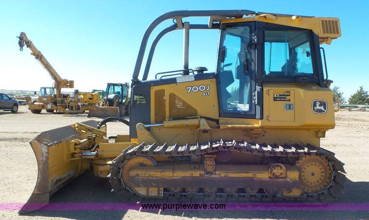 image for item L2198 2006 John Deere 700J dozer