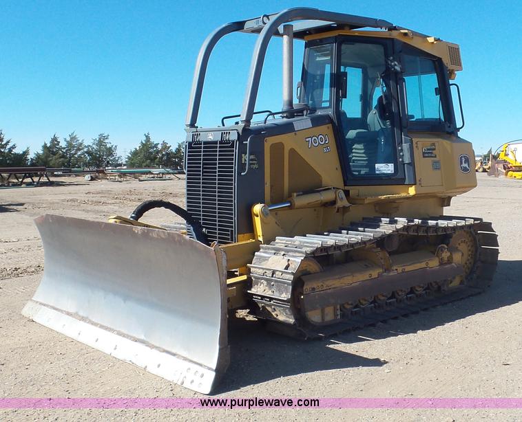 image for item L2198 2006 John Deere 700J dozer