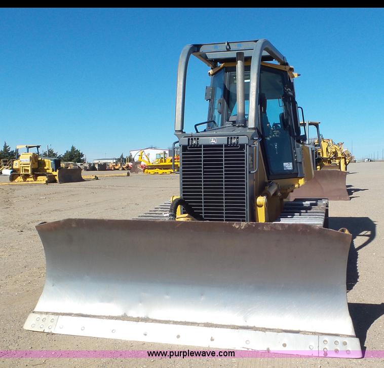image for item L2198 2006 John Deere 700J dozer