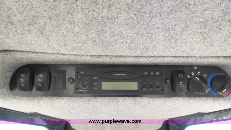 image for item L2198 2006 John Deere 700J dozer