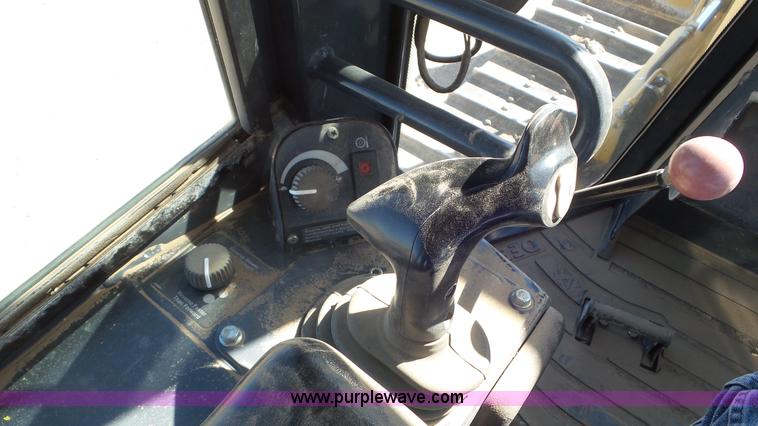 image for item L2198 2006 John Deere 700J dozer