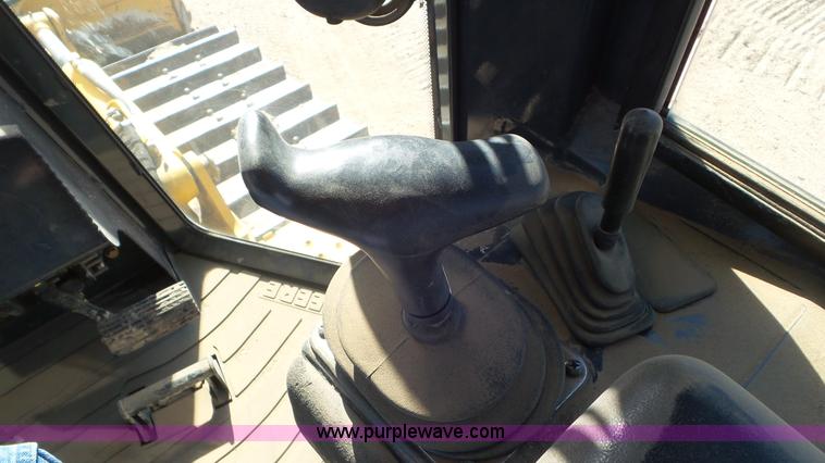 image for item L2198 2006 John Deere 700J dozer