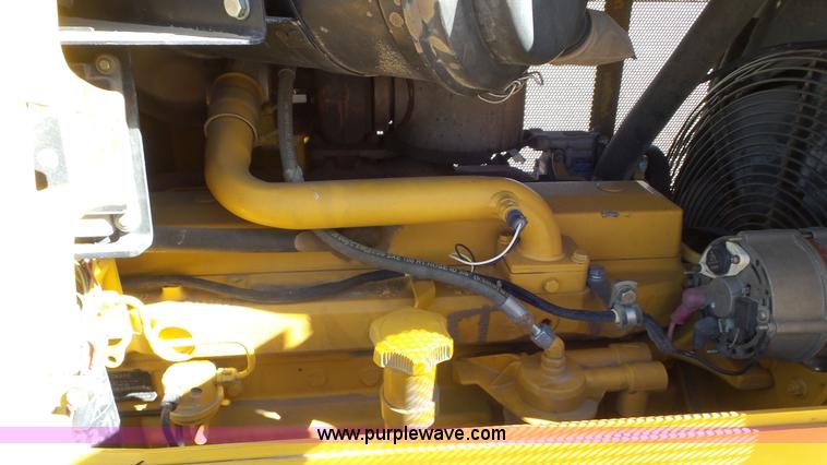 image for item L2198 2006 John Deere 700J dozer