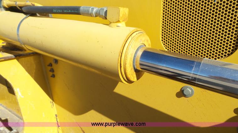 image for item L2198 2006 John Deere 700J dozer