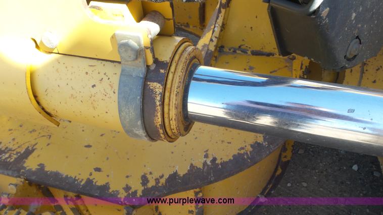 image for item L2198 2006 John Deere 700J dozer