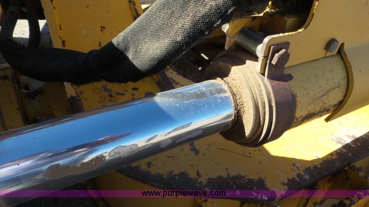 image for item L2198 2006 John Deere 700J dozer