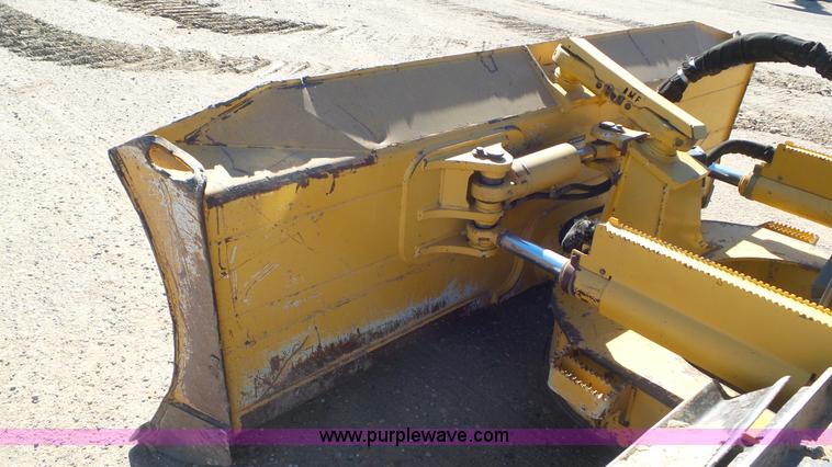 image for item L2198 2006 John Deere 700J dozer