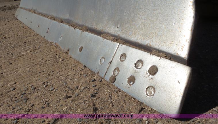 image for item L2198 2006 John Deere 700J dozer