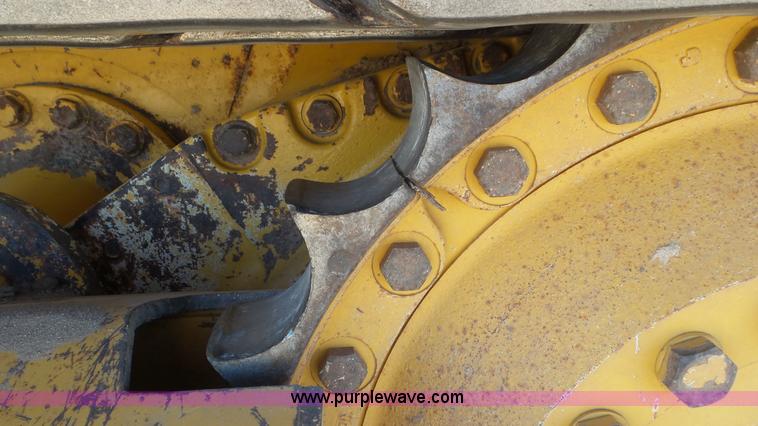 image for item L2198 2006 John Deere 700J dozer