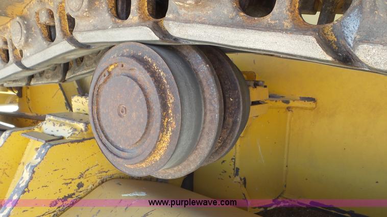 image for item L2198 2006 John Deere 700J dozer