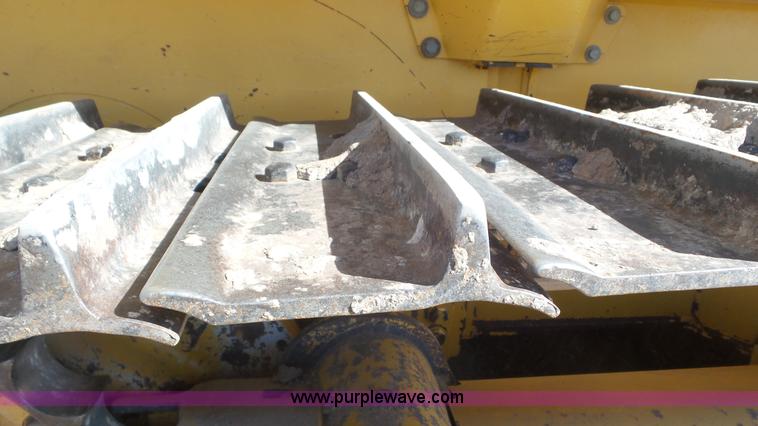 image for item L2198 2006 John Deere 700J dozer