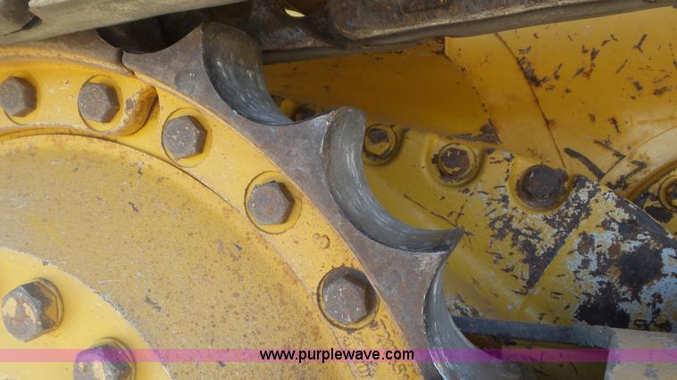image for item L2198 2006 John Deere 700J dozer