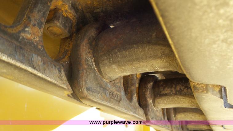 image for item L2198 2006 John Deere 700J dozer