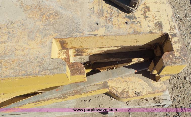 image for item L2199 1971 Caterpillar D7F pipelayer