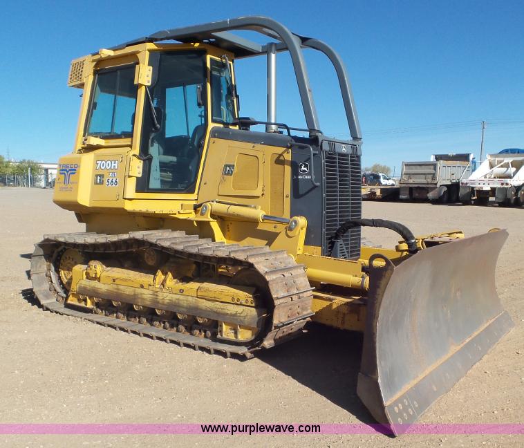 image for item L2200 2005 John Deere 700H XLT dozer