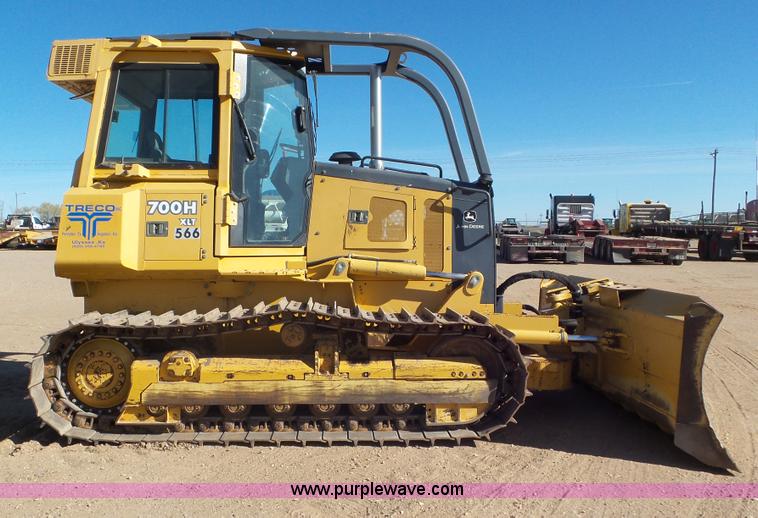 image for item L2200 2005 John Deere 700H XLT dozer