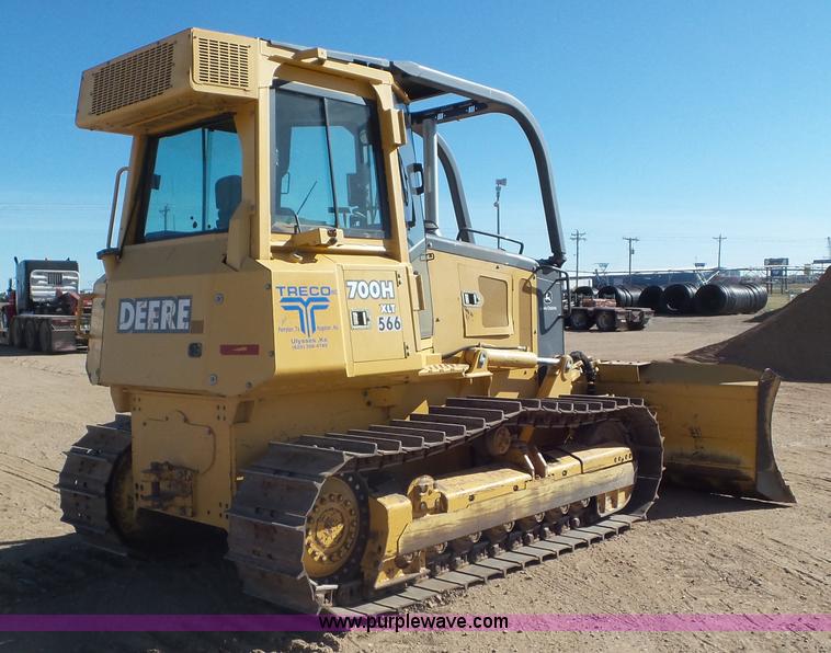 image for item L2200 2005 John Deere 700H XLT dozer