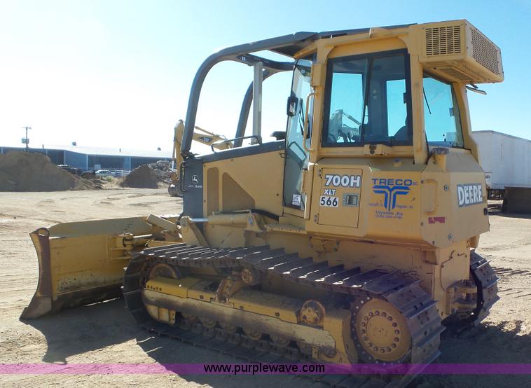 image for item L2200 2005 John Deere 700H XLT dozer