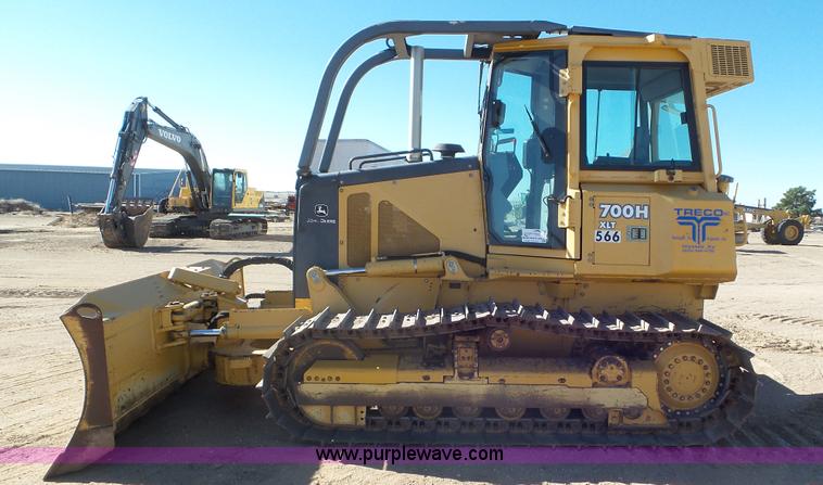 image for item L2200 2005 John Deere 700H XLT dozer