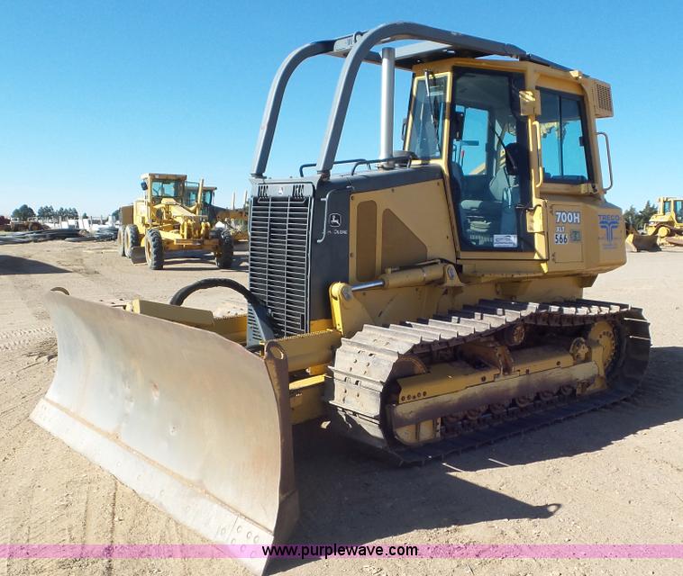 image for item L2200 2005 John Deere 700H XLT dozer