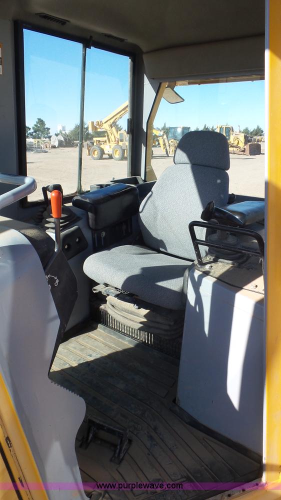 image for item L2200 2005 John Deere 700H XLT dozer