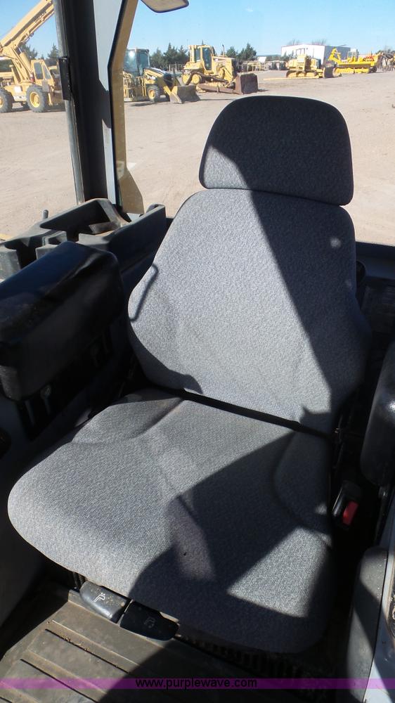 image for item L2200 2005 John Deere 700H XLT dozer