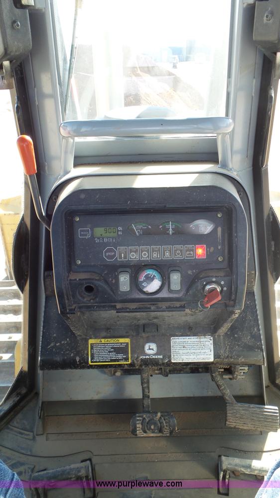 image for item L2200 2005 John Deere 700H XLT dozer