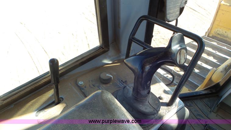 image for item L2200 2005 John Deere 700H XLT dozer